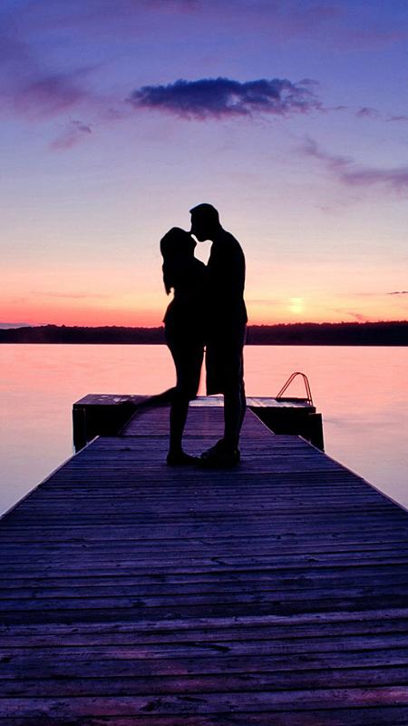 情侣接吻土黄色卡通海报背景(1920x900)png河边的情侣(5418x8126)png