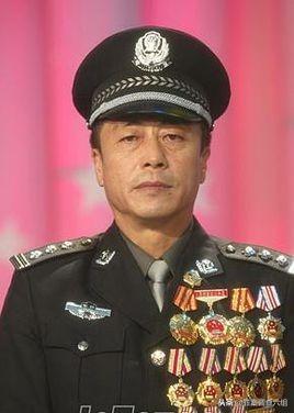 2001年8月,金光镇被任命为延吉市局局长,接手这一系列案件.