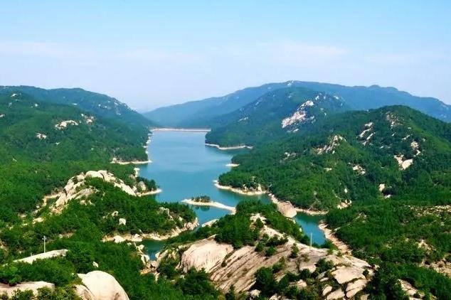 在湖北省大悟县,有一个铁寨旅游胜地,这个地方不但名字好笑,而且当地