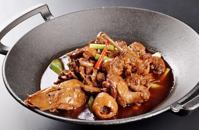 干锅土匪鸭是资兴市的特色美食,是家家户户都会做的常见美食,味道绝对