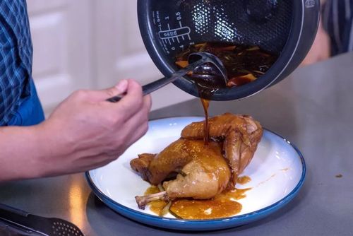 用一口电饭锅就能搞定这道广东名菜豉油鸡,做法超简单~ | 豉油鸡