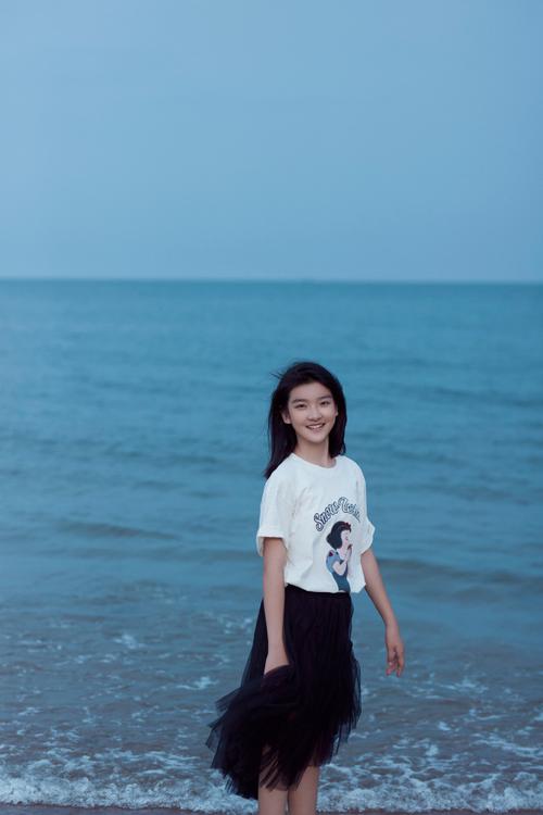王圣迪居然刚12岁#演员王圣迪最新海边生日写真曝光,卡通t恤搭配荷