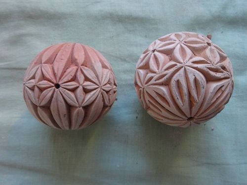空心刻花陶球的制作与雕刻作为泥工工艺的一部分,经过上百年的传承