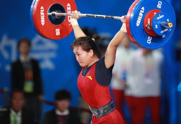 第一届学青会公开组举重项目女子59公斤级决赛在南宁进行