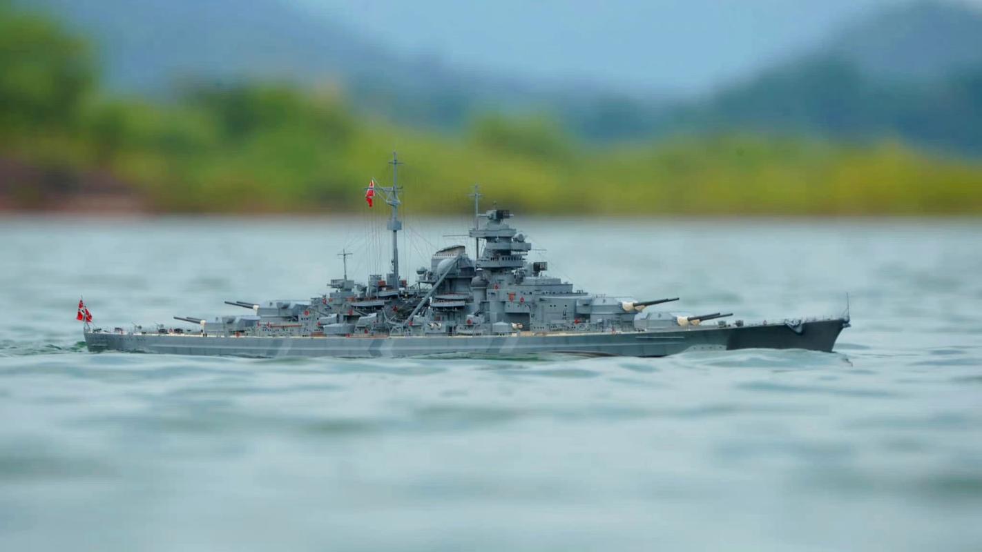 军模欣赏:水面航行的1/200俾斯麦号战列舰模型,by harrison chen.