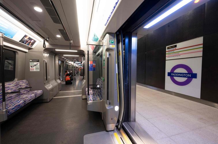 这是5月11日在英国伦敦拍摄的新地铁车厢内部.