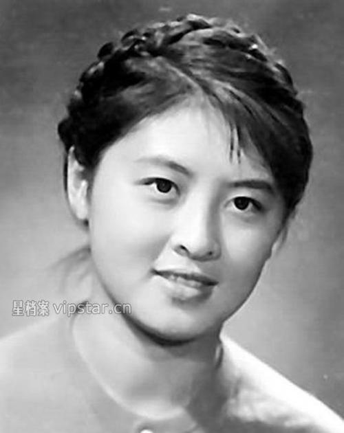 朱一锦年轻时候美照马葭的母亲是演员朱一锦,是一位老演员了,她的代表