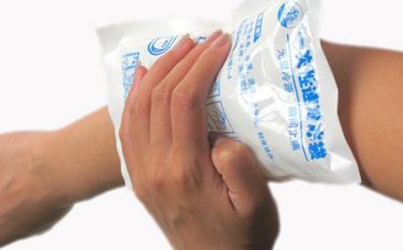 冰袋冷敷有效缓解痛风疼痛