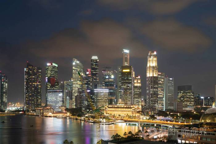 新加坡城市夜景如画亚洲地区金融贸易中心成功的概念高科技世界中的