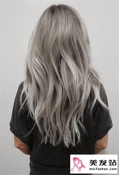 这款长发发型,微微的卷发感,迷人的背影,灰色的发色时尚吸睛,美艳绝伦