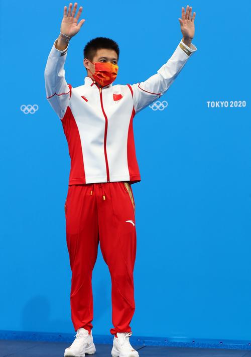 当日,在东京奥运会跳水男子10米跳台决赛中,中国选手曹缘夺得冠军