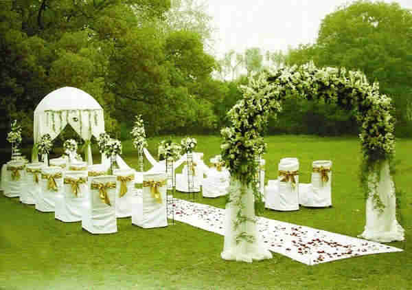 西方户外草坪婚礼鲜花花亭布置图片 森系风格室外婚礼花亭现场布置