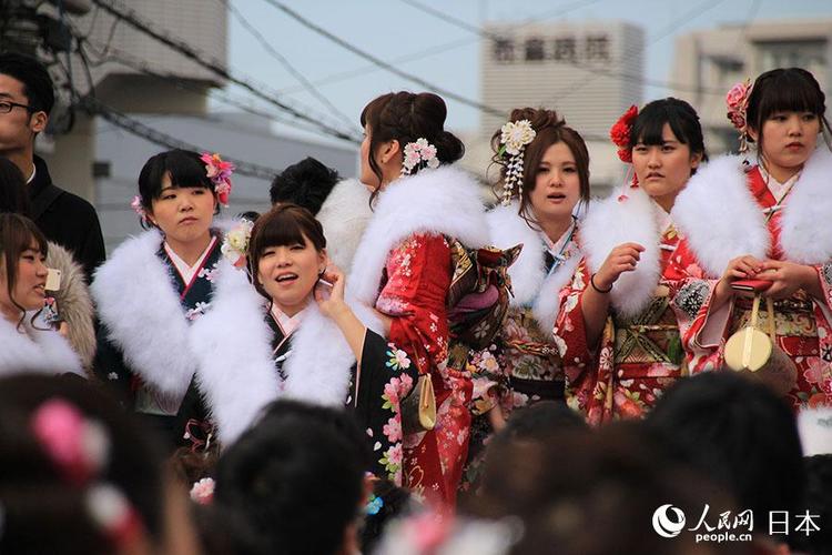 日本年轻人穿和服参加成人式扮靓街头5