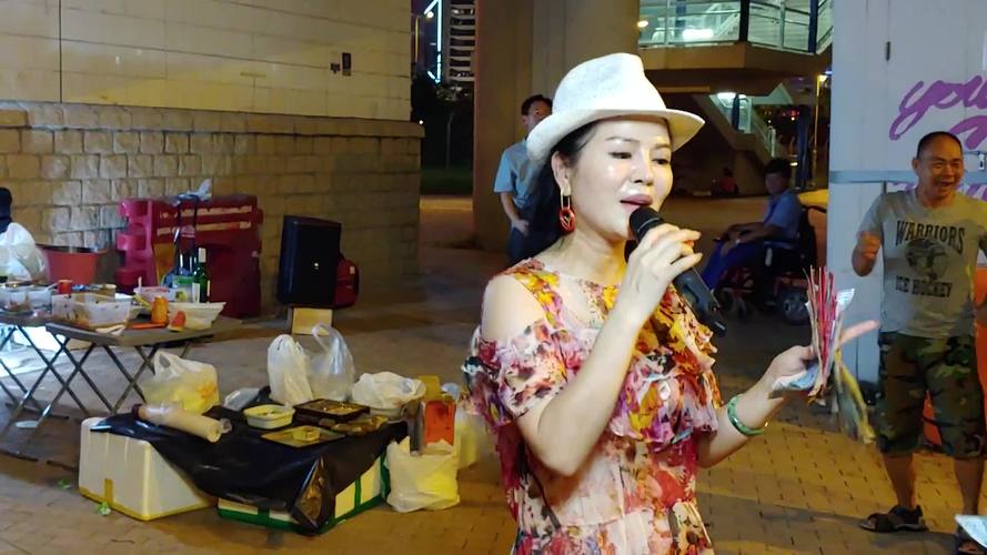 香港街头艺人小红演唱《拥抱你离去》,很有激情的一首歌曲-音乐视频