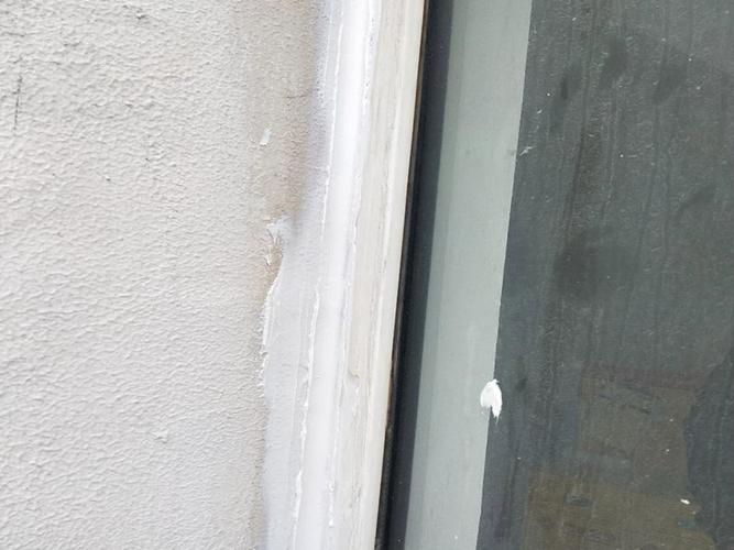 2,窗台表面也需要涂刷防水材料,涂刷以后,因为窗台表面经常会接吹到