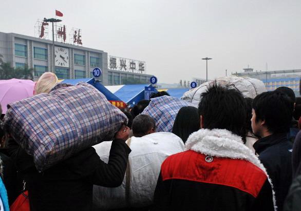 电视台,网络等各大城市新闻报道中国南方地区的春运,特别是在广州火车