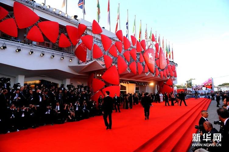 月27日在意大利威尼斯丽都岛拍摄的意大利威尼斯电影节开幕红地毯现场