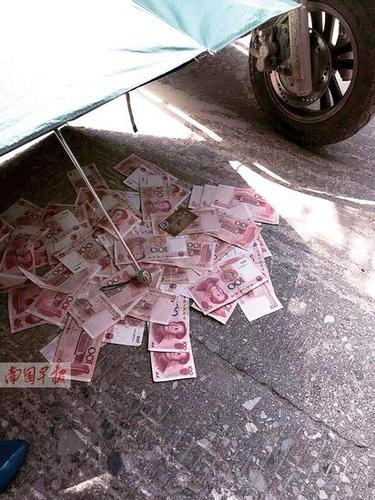 9月5日下午,在宾阳县城临浦路图书馆前路段,有人掉了一叠百元大钞,钱