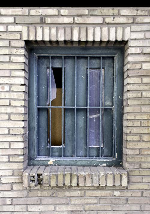 窗户玻璃,与破碎的玻璃和保护它,旧的铁栏窗口建设