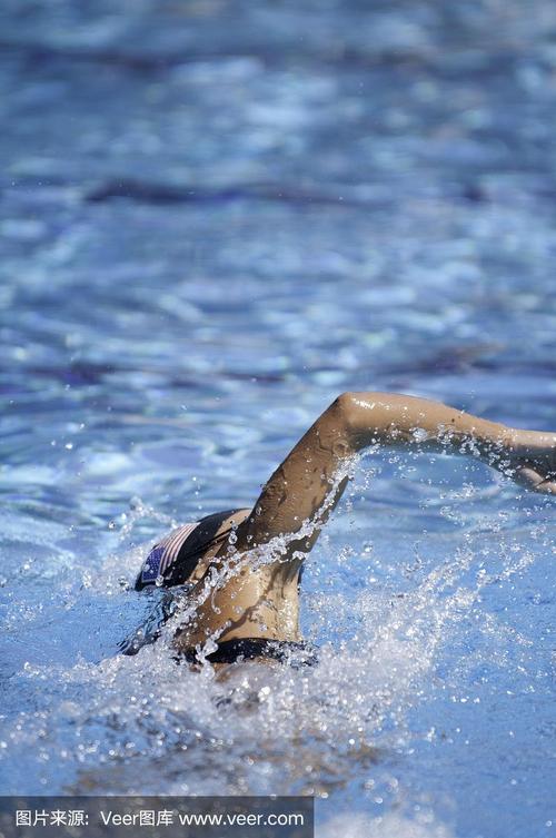 美国游泳运动员背部动作
