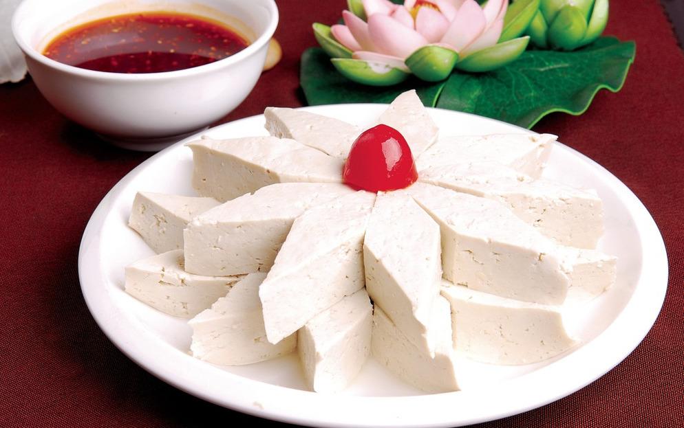 豆腐是汉族传统豆制品,是我国炼丹家——淮南王刘安发明的绿色健康