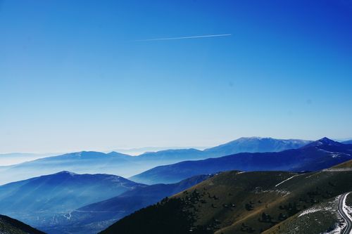 蓝天下青青的雾气笼罩着群山