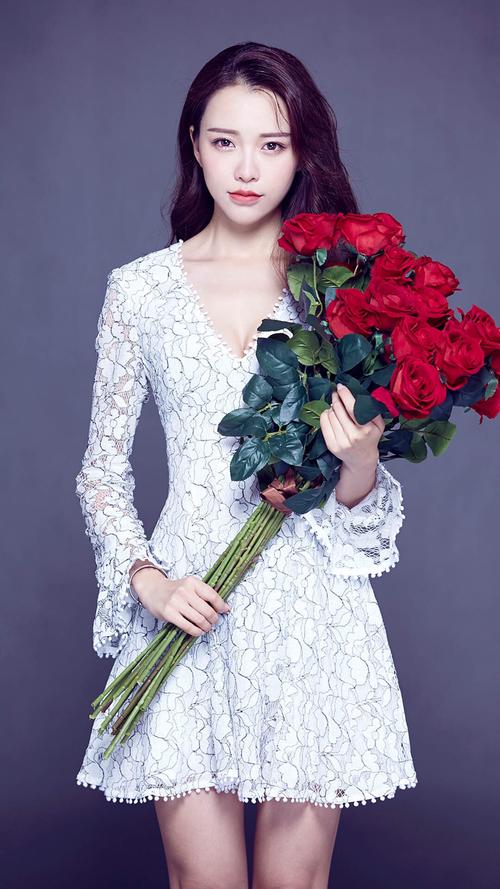 女神与花 拿花的女孩 高冷霸气冷艳 红色玫瑰 女生头像 高清手机壁纸