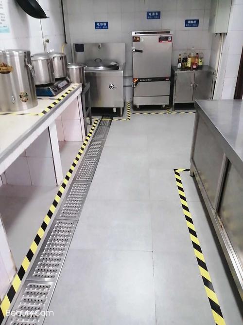 厨房地面全部用黑黄胶带对区域进行分区定位管理