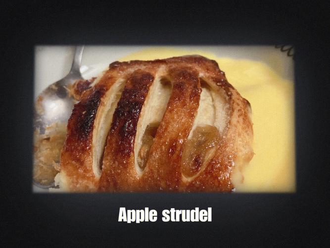 德国甜品apple strudel —— 后面那个黄黄的是custard 配着苹果卷