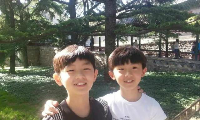 马嘉祺双胞胎哥哥高考金榜题名,被纽约大学录取,兄弟俩合照曝光