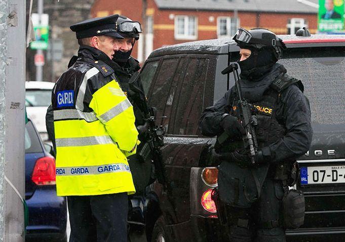 爱尔兰警方大规模武装突袭11处房屋5人被捕!犯罪团伙一锅端!