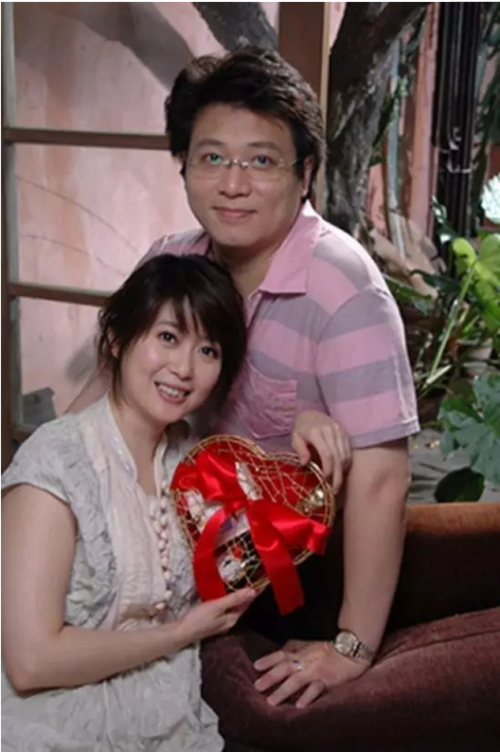 2004年的时候孟庭苇和曾经的高中同学张志鹏走入了婚姻的殿堂.