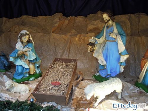 小小耶稣在马槽 《静修女中》圣诞树点灯祈福