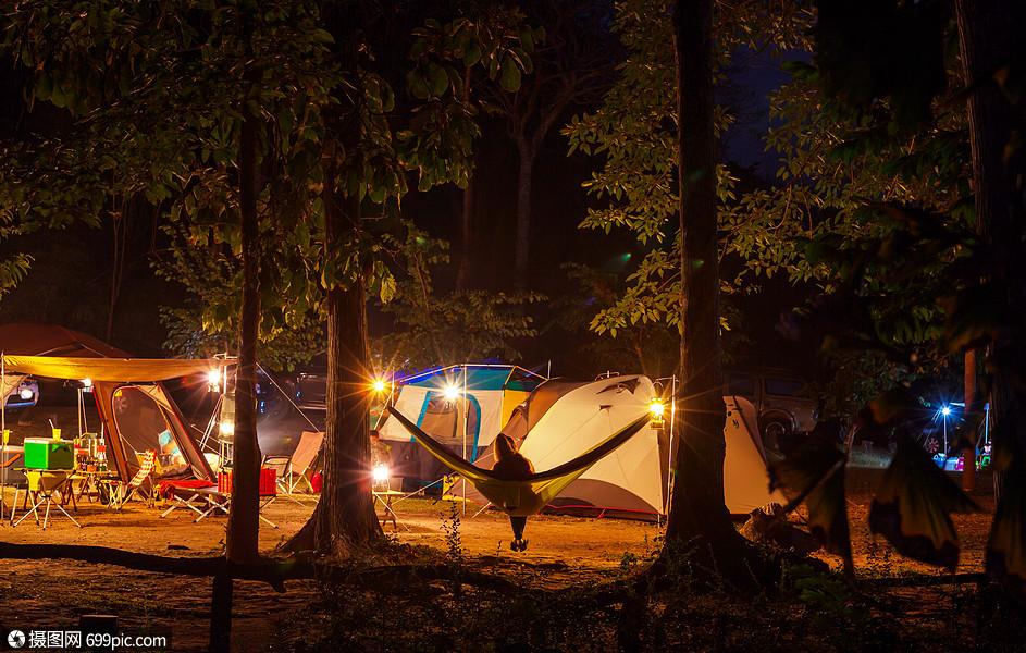 惊人的场景夜间露营女孩吊床上的帐篷背景景观夏天