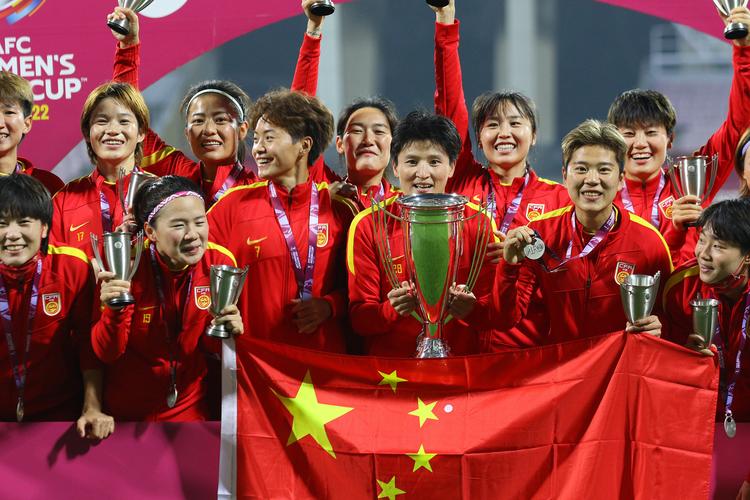 中国女足捧起亚洲杯冠军奖杯- 南海网客户端