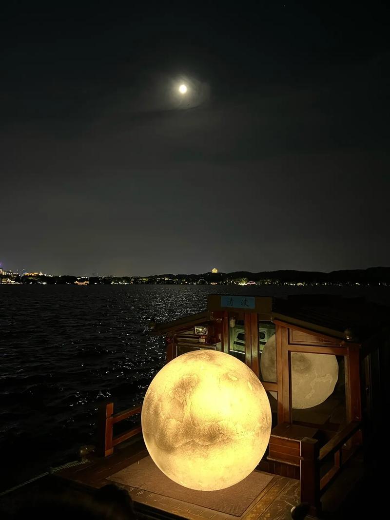 海中月是天上月,船上月是浪漫月. 99地 - 抖音