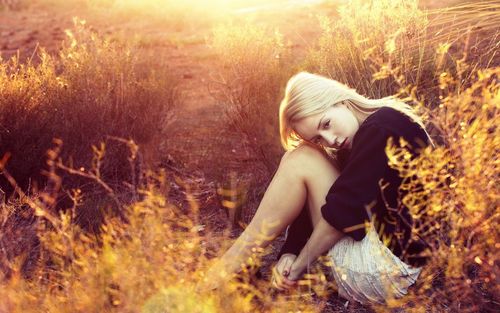 悲伤的金发女孩,坐,草,日落 壁纸 - 1920x1200
