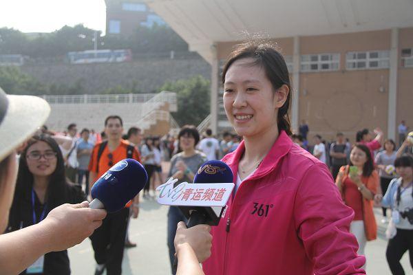 图文:福建女排推广排球 米杨接受媒体采访