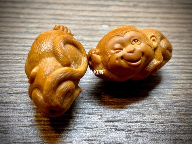 橄榄核雕刻两只小猴子