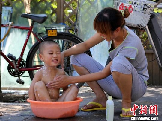 北京高温小男孩体验胡同天浴图