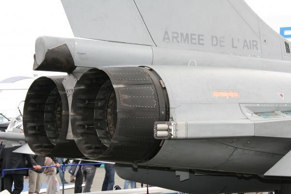 法国"阵风"战机尾喷口目前印度"光辉"战斗机使用的是美制f404发动机该