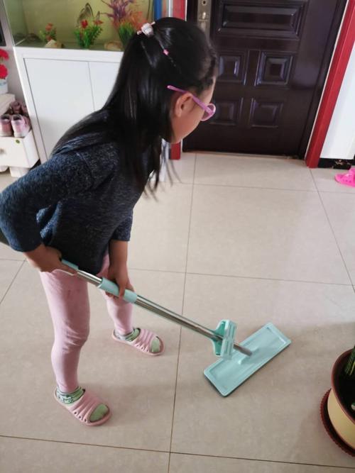 这是一年级四班的陈睿涵同学,帮助妈妈扫地,做简单的家务,是她现在最
