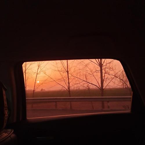 车窗上的日落