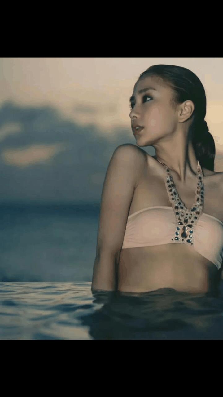 gif创作人# 杨颖早期游泳照,一身粉色泳衣看起特别瘦小,偏暗色的皮肤