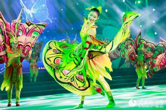 演员们在表演傣族传统舞蹈《蝴蝶传情》.(人民网 李发兴 摄)