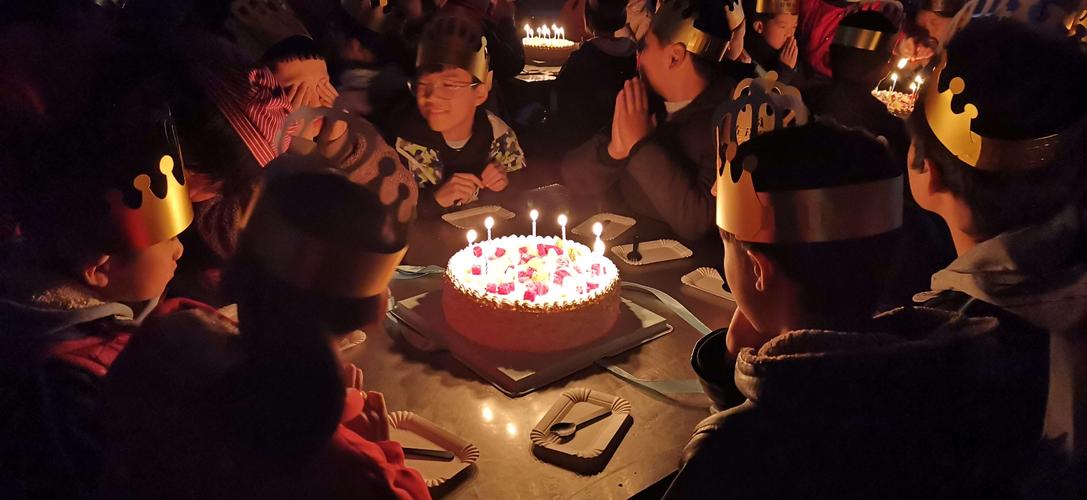 快乐童年,爱满心田-------淮滨外国语学校小学生十月份集体生日聚会