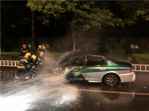 刚加满气的天然气的出租车莫名起火幸亏司机发现及时并报警