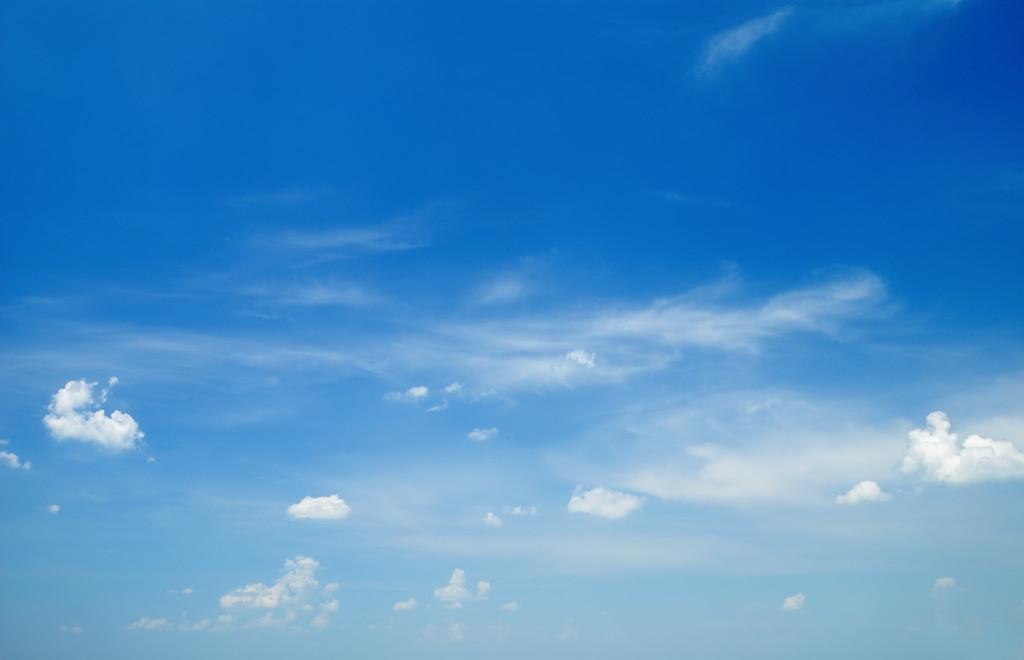 深蓝色的天空为背景