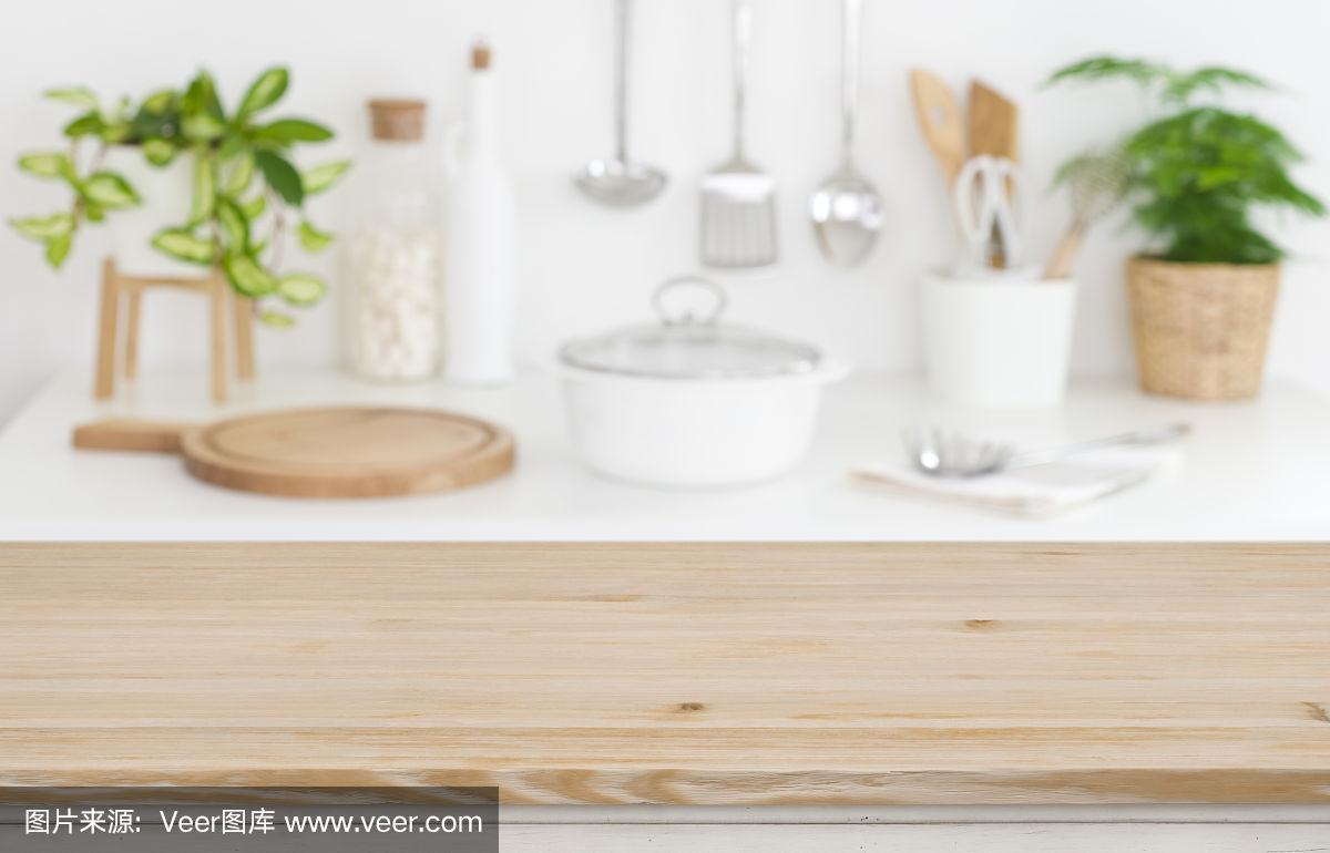 模糊的厨房柜台背景上的木制桌面