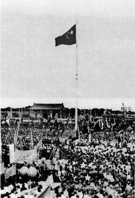 1949年10月1日,天安门前升起新中国第一面五星红旗.